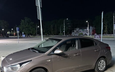 Hyundai Solaris II рестайлинг, 2018 год, 900 000 рублей, 2 фотография