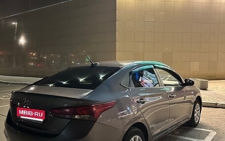Hyundai Solaris II рестайлинг, 2018 год, 900 000 рублей, 3 фотография
