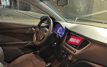 Hyundai Solaris II рестайлинг, 2018 год, 900 000 рублей, 5 фотография