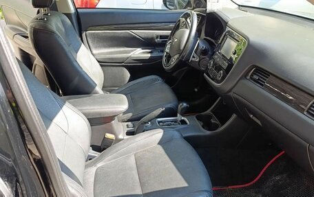 Mitsubishi Outlander III рестайлинг 3, 2015 год, 1 420 000 рублей, 10 фотография