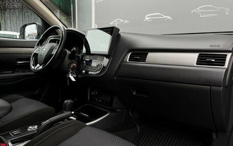 Mitsubishi Outlander III рестайлинг 3, 2017 год, 1 820 700 рублей, 7 фотография