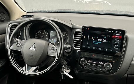 Mitsubishi Outlander III рестайлинг 3, 2017 год, 1 820 700 рублей, 13 фотография