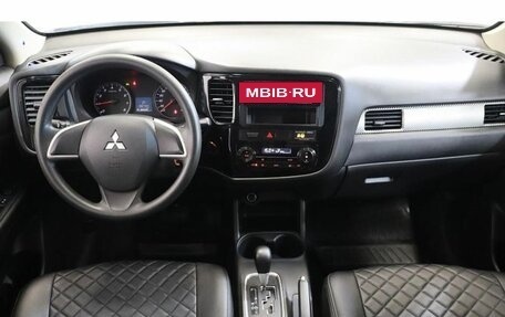 Mitsubishi Outlander III рестайлинг 3, 2013 год, 1 136 000 рублей, 9 фотография