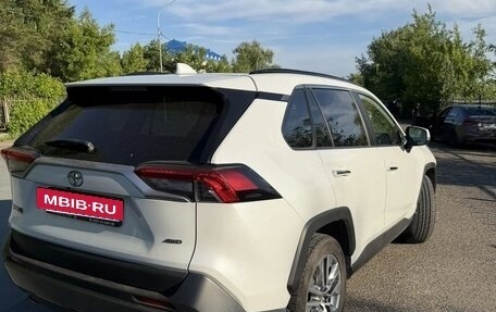 Toyota RAV4, 2020 год, 3 300 000 рублей, 8 фотография