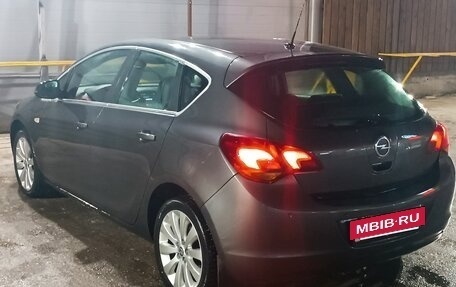 Opel Astra J, 2011 год, 730 000 рублей, 2 фотография