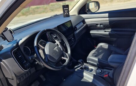 Mitsubishi Outlander III рестайлинг 3, 2013 год, 1 400 000 рублей, 7 фотография