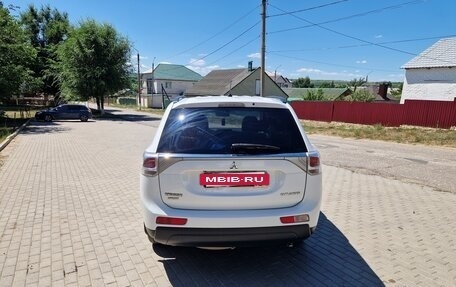 Mitsubishi Outlander III рестайлинг 3, 2013 год, 1 400 000 рублей, 4 фотография