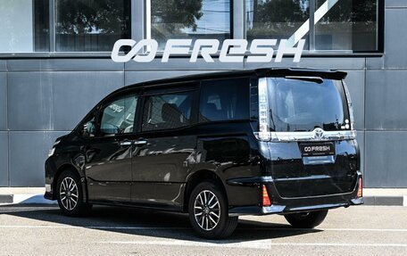 Toyota Voxy III, 2016 год, 1 999 000 рублей, 2 фотография