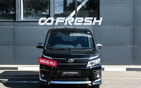 Toyota Voxy III, 2016 год, 1 999 000 рублей, 3 фотография