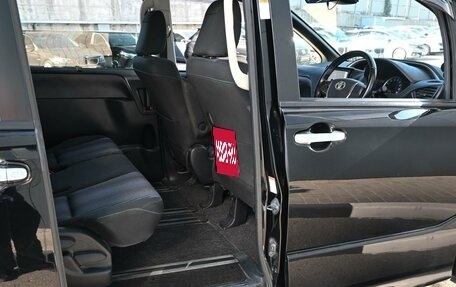 Toyota Voxy III, 2016 год, 1 999 000 рублей, 13 фотография