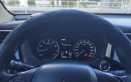 Mitsubishi Outlander III рестайлинг 3, 2015 год, 1 620 000 рублей, 9 фотография