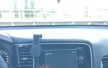 Mitsubishi Outlander III рестайлинг 3, 2015 год, 1 620 000 рублей, 10 фотография