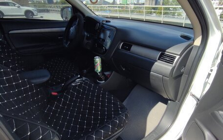 Mitsubishi Outlander III рестайлинг 3, 2015 год, 1 620 000 рублей, 15 фотография