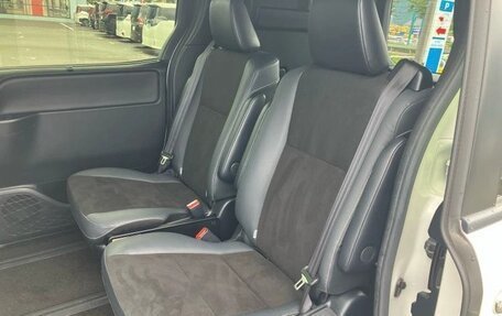 Toyota Noah III, 2021 год, 1 862 000 рублей, 16 фотография
