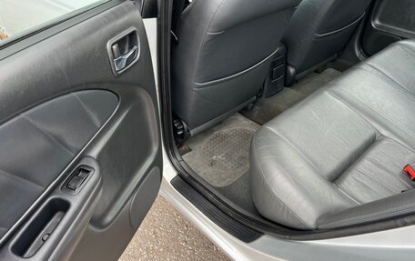 Toyota Avensis III рестайлинг, 2001 год, 800 000 рублей, 26 фотография