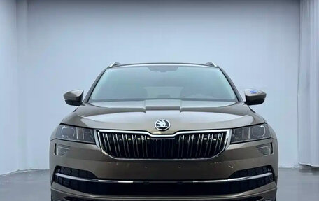 Skoda Karoq I, 2022 год, 2 400 000 рублей, 2 фотография