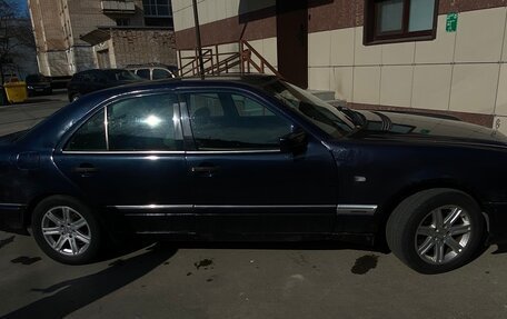 Mercedes-Benz E-Класс, 1998 год, 270 000 рублей, 2 фотография