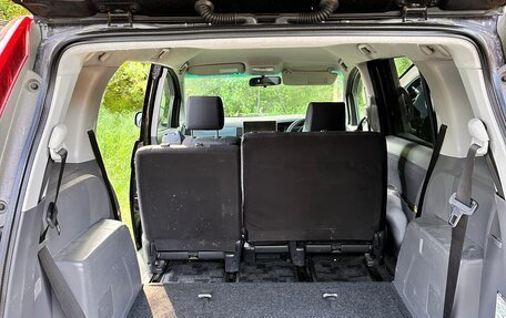 Toyota ISis I, 2010 год, 1 100 000 рублей, 8 фотография