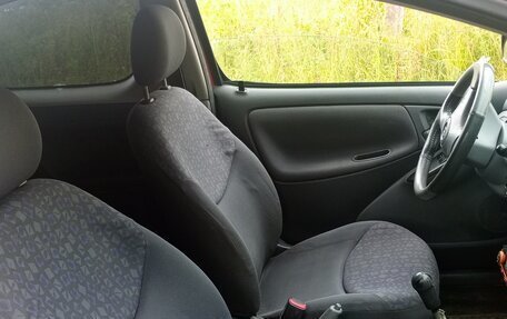 Toyota Yaris I рестайлинг, 2002 год, 333 000 рублей, 8 фотография