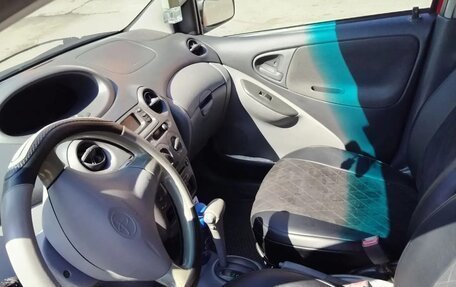 Toyota Yaris I рестайлинг, 2002 год, 380 000 рублей, 7 фотография
