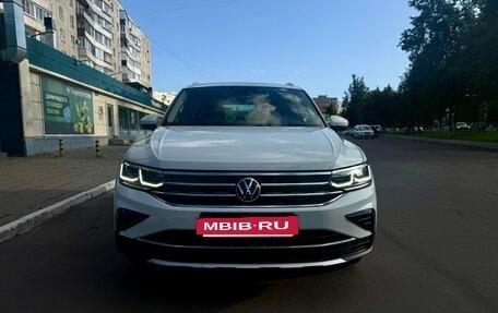 Volkswagen Tiguan II, 2021 год, 2 890 000 рублей, 2 фотография