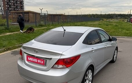 Hyundai Solaris II рестайлинг, 2012 год, 890 000 рублей, 5 фотография