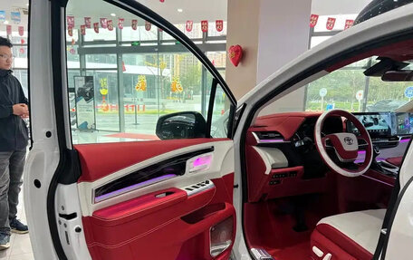Toyota Sienna, 2024 год, 6 500 000 рублей, 7 фотография