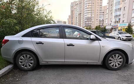 Chevrolet Cruze II, 2010 год, 800 000 рублей, 3 фотография