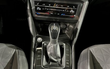Volkswagen Tiguan II, 2021 год, 2 399 000 рублей, 21 фотография