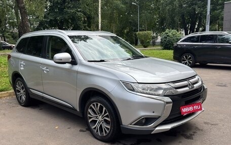 Mitsubishi Outlander III рестайлинг 3, 2015 год, 1 200 000 рублей, 19 фотография