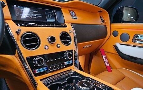 Rolls-Royce Cullinan, 2023 год, 33 000 000 рублей, 11 фотография