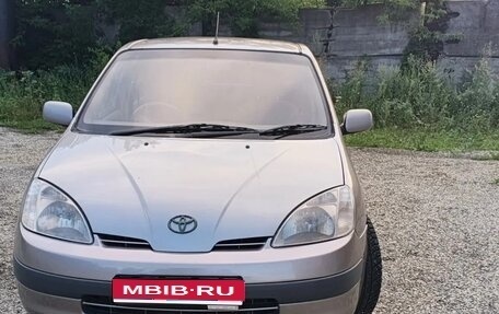 Toyota Prius IV XW50, 1999 год, 250 000 рублей, 1 фотография