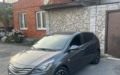 Hyundai Solaris II рестайлинг, 2015 год, 950 000 рублей, 2 фотография