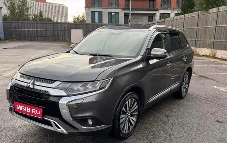 Mitsubishi Outlander III рестайлинг 3, 2019 год, 2 300 000 рублей, 1 фотография