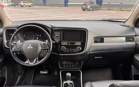 Mitsubishi Outlander III рестайлинг 3, 2019 год, 2 300 000 рублей, 3 фотография
