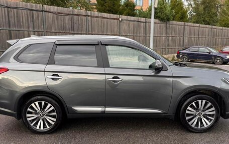 Mitsubishi Outlander III рестайлинг 3, 2019 год, 2 300 000 рублей, 14 фотография