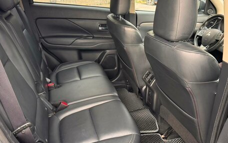 Mitsubishi Outlander III рестайлинг 3, 2019 год, 2 300 000 рублей, 15 фотография