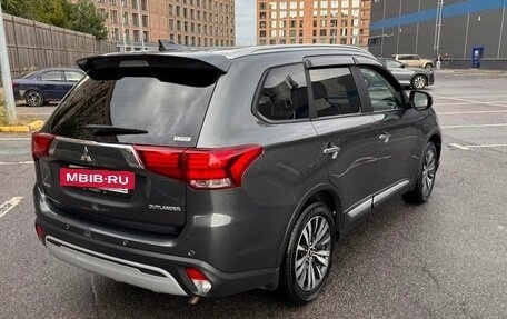 Mitsubishi Outlander III рестайлинг 3, 2019 год, 2 300 000 рублей, 9 фотография