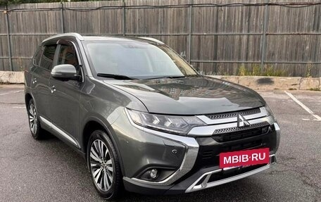Mitsubishi Outlander III рестайлинг 3, 2019 год, 2 300 000 рублей, 10 фотография