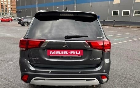 Mitsubishi Outlander III рестайлинг 3, 2019 год, 2 300 000 рублей, 13 фотография