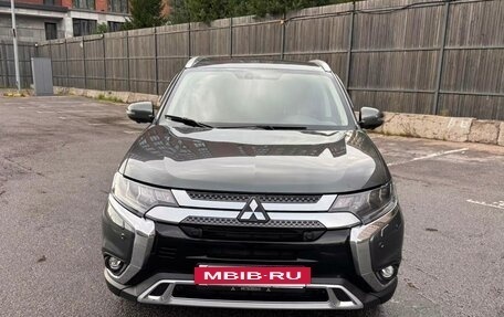 Mitsubishi Outlander III рестайлинг 3, 2019 год, 2 300 000 рублей, 5 фотография