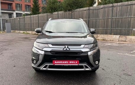 Mitsubishi Outlander III рестайлинг 3, 2019 год, 2 300 000 рублей, 12 фотография