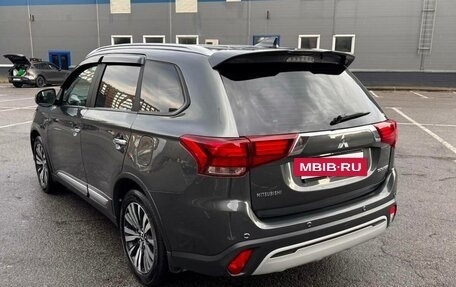 Mitsubishi Outlander III рестайлинг 3, 2019 год, 2 300 000 рублей, 4 фотография