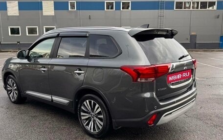 Mitsubishi Outlander III рестайлинг 3, 2019 год, 2 300 000 рублей, 6 фотография