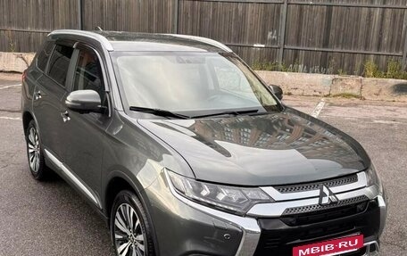 Mitsubishi Outlander III рестайлинг 3, 2019 год, 2 300 000 рублей, 2 фотография