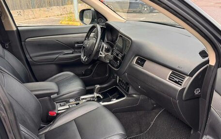 Mitsubishi Outlander III рестайлинг 3, 2019 год, 2 300 000 рублей, 18 фотография