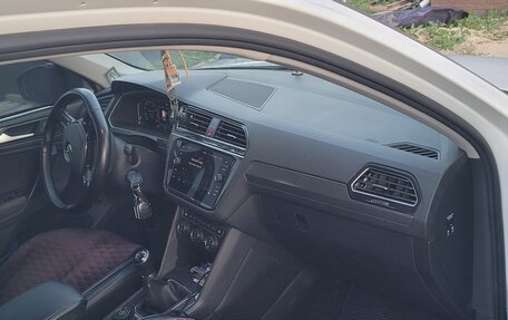 Volkswagen Tiguan II, 2019 год, 2 600 000 рублей, 2 фотография