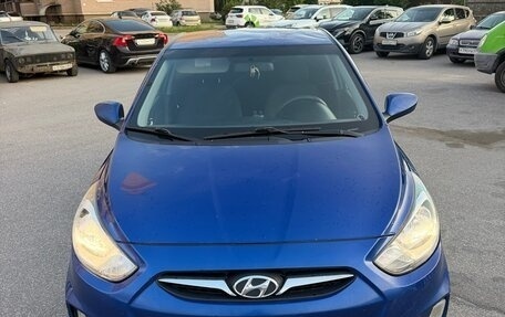 Hyundai Solaris II рестайлинг, 2011 год, 350 000 рублей, 2 фотография