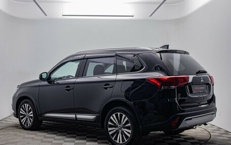 Mitsubishi Outlander III рестайлинг 3, 2019 год, 1 900 000 рублей, 3 фотография