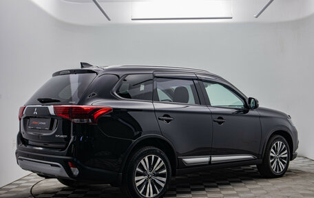 Mitsubishi Outlander III рестайлинг 3, 2019 год, 1 900 000 рублей, 5 фотография